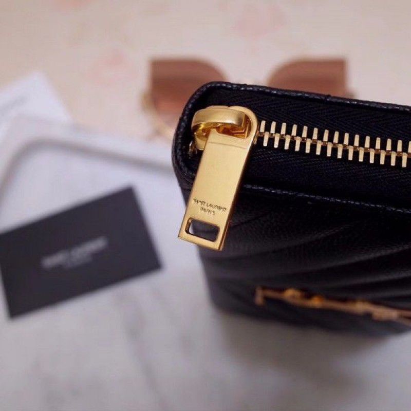 Yves Saint Laurent Envelope Classic Monogram Zip Around Portafoglio da donna con patta in pelle di vitello nera