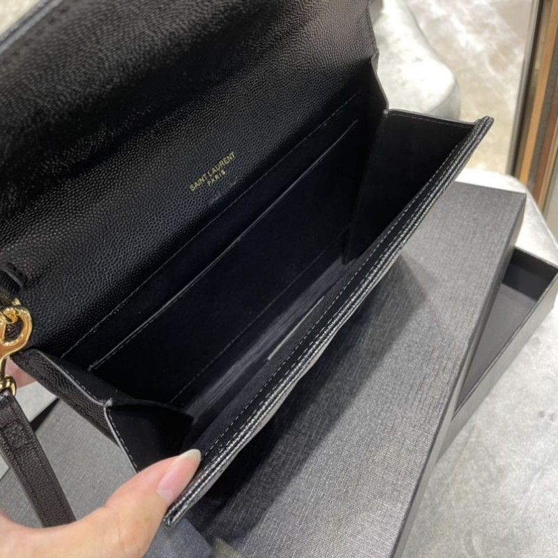 Pochette con patta da donna con busta Yves Yves Saint Laurent calda monogramma trapuntata a grana nera in pelle di vitello