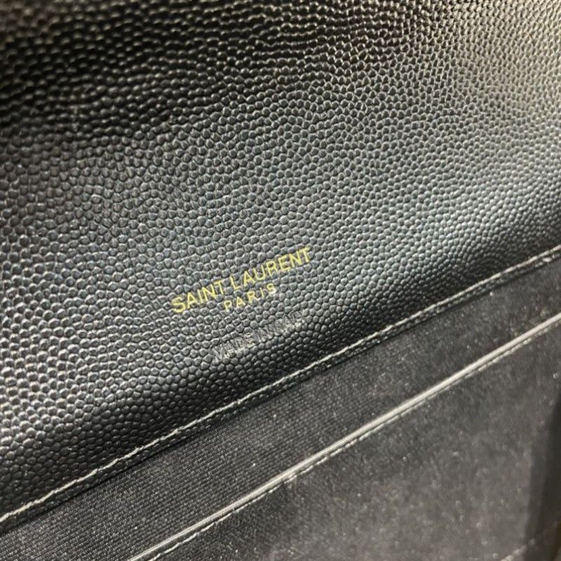 Pochette con patta da donna con busta Yves Yves Saint Laurent calda monogramma trapuntata a grana nera in pelle di vitello