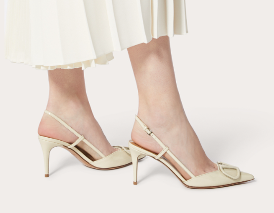 Valentino Vlogo Signature 80mm 화이트 페이턴트 가죽 포인티드 토 펌프 힐 WS0R01TMKI16