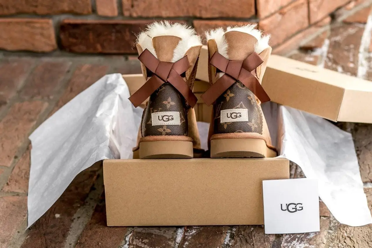 UGG X Louis Vuitton Bailey Bow II Kasut Salji Mini Chestnut Kulit Domba Wanita 1016501