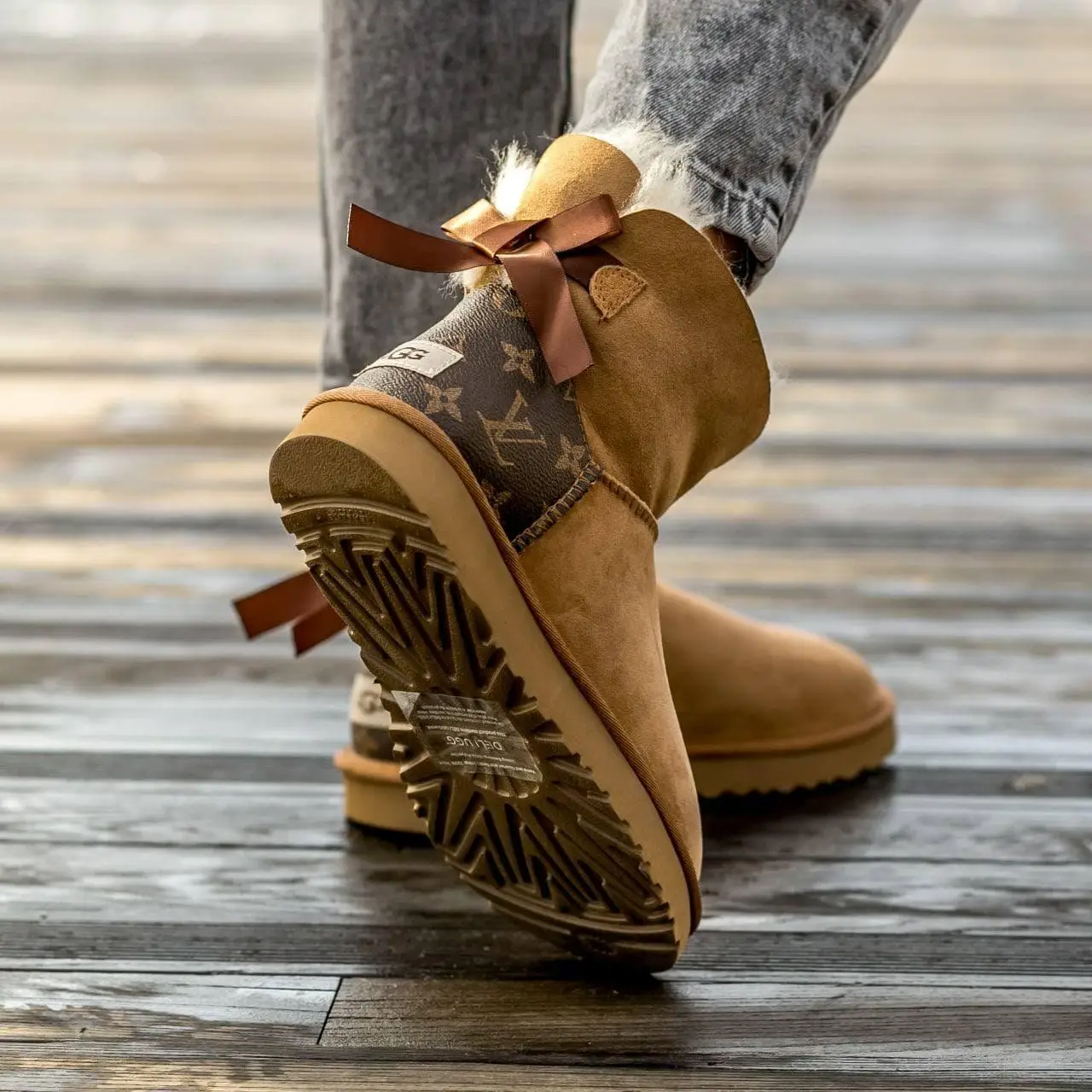 UGG X Louis Vuitton Bailey Bow II Kasut Salji Mini Chestnut Kulit Domba Wanita 1016501